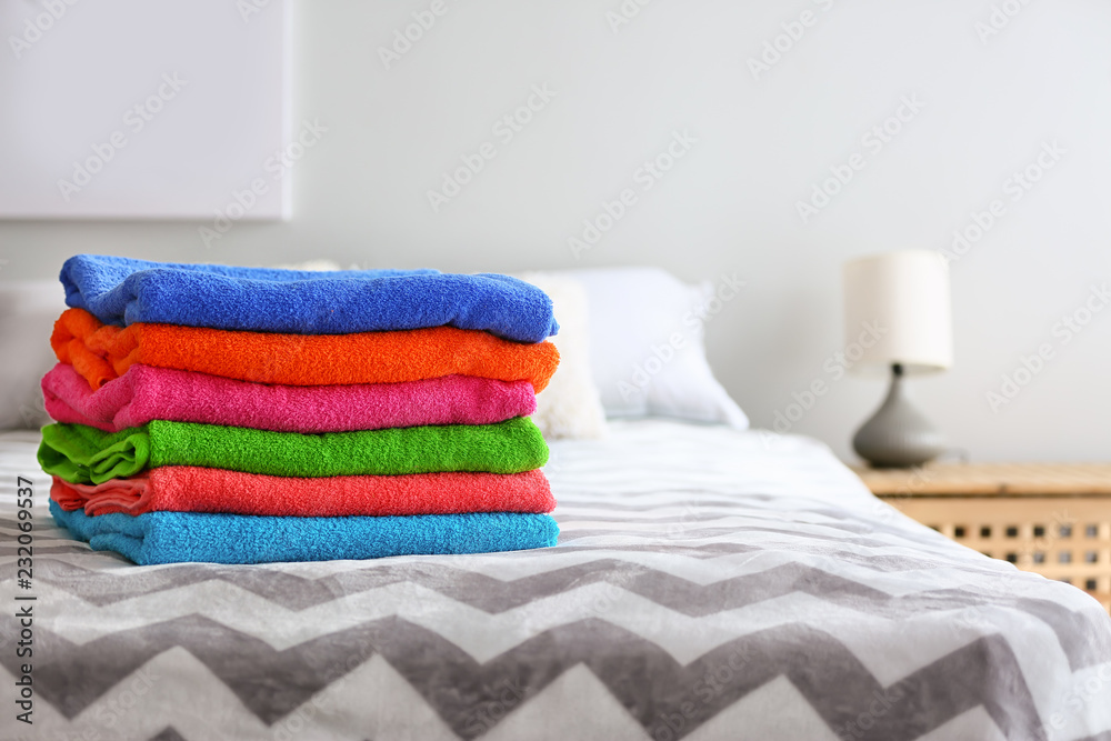 床上有一堆干净的毛巾