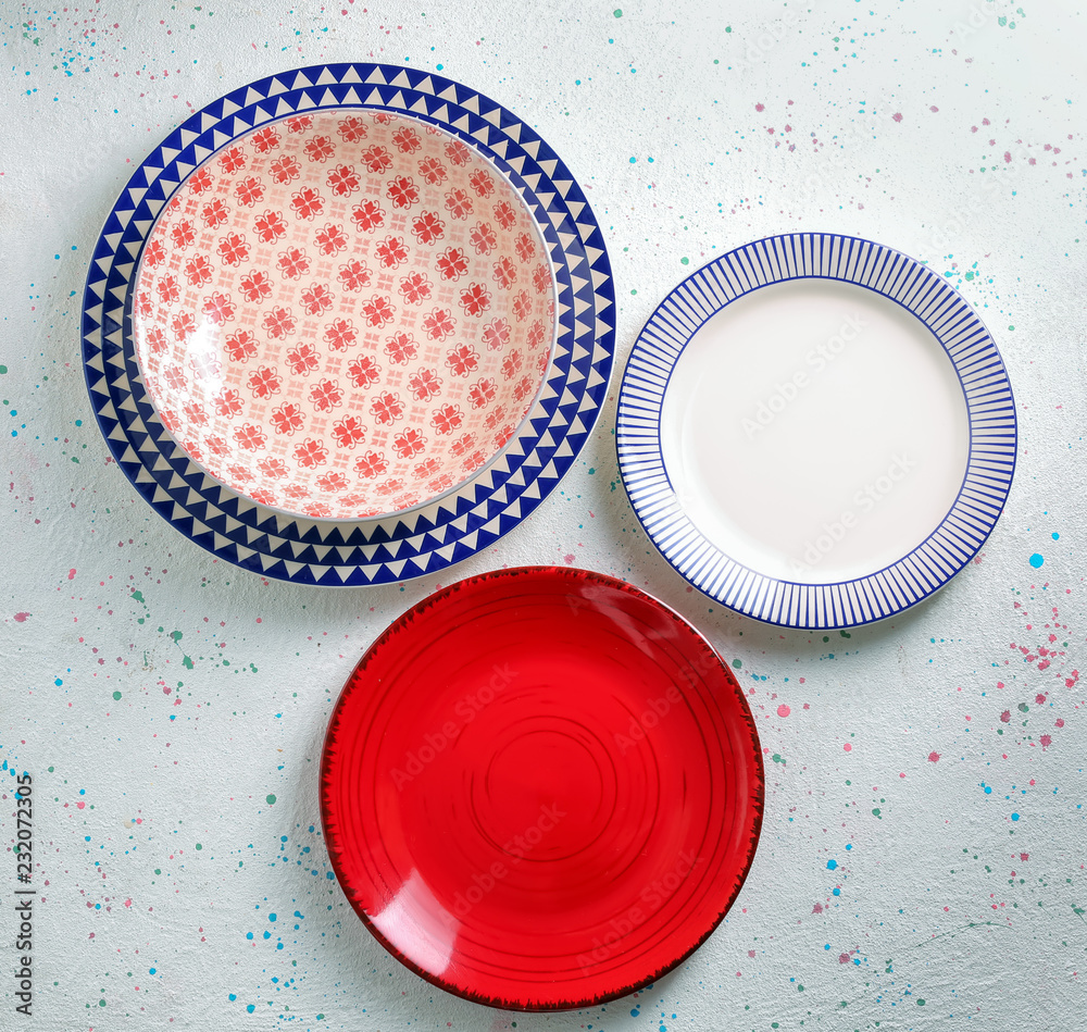 桌子上的一套干净的彩色盘子
