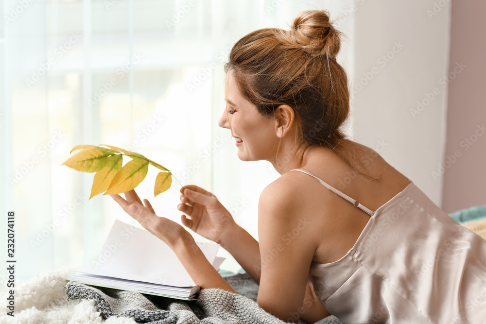 秋天在家看书的女人
