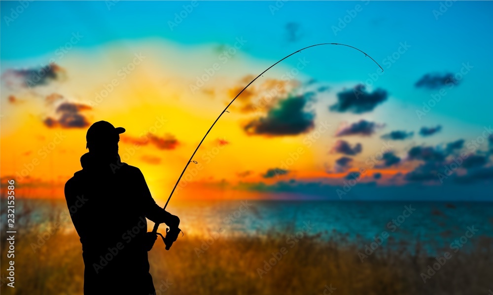 日落海边的渔夫剪影