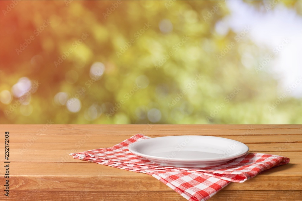 木桌餐巾上的白色盘子