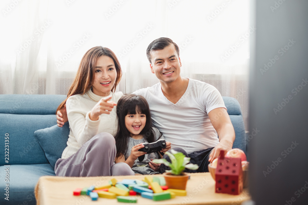 快乐的亚洲家庭生活方式喜欢在家玩游戏和看电视