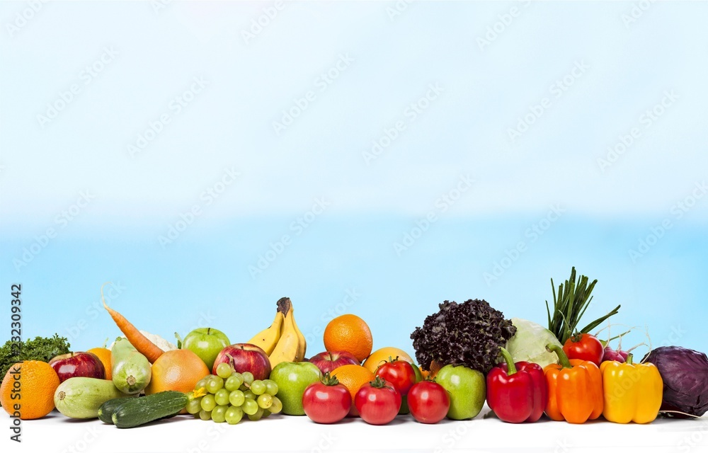 背景上五颜六色的成熟蔬菜和水果