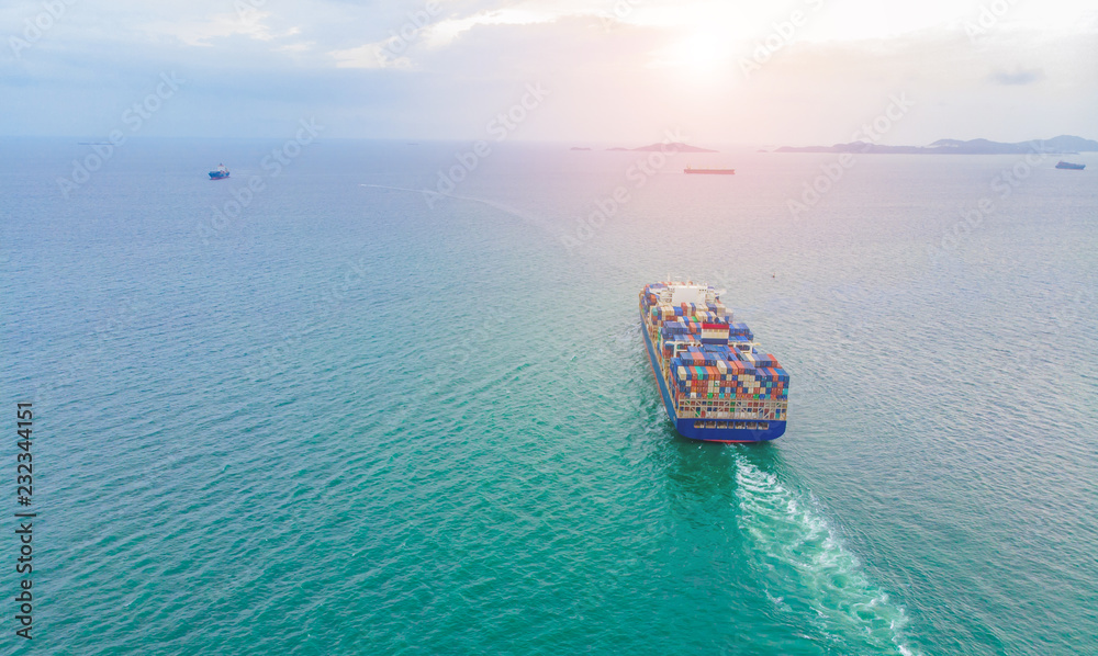集装箱货船的物流和运输以及货物进出口和商业物流，