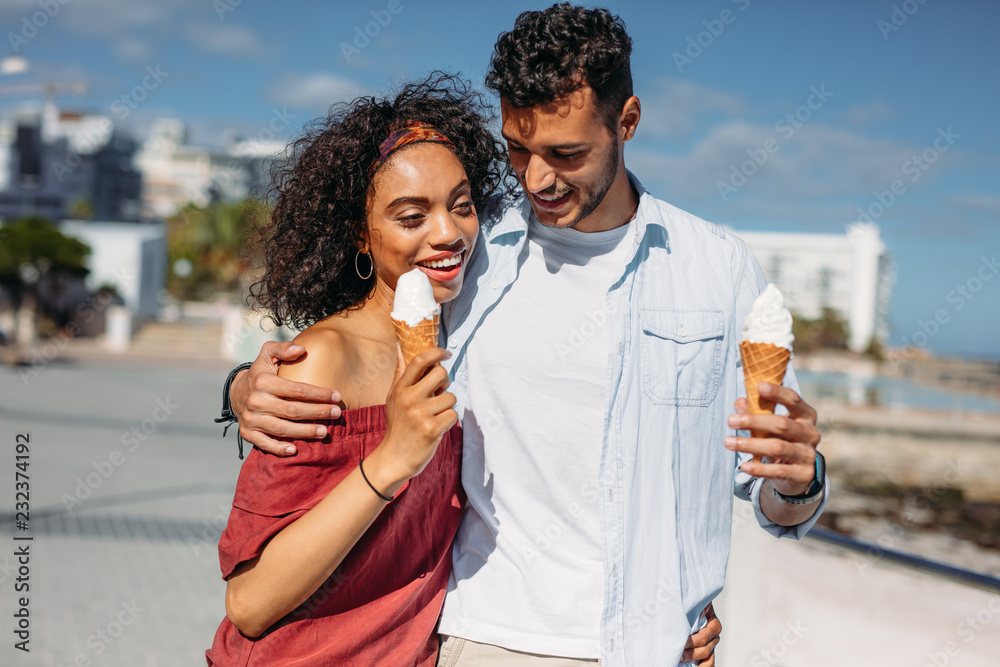 浪漫情侣走在街上吃冰淇淋