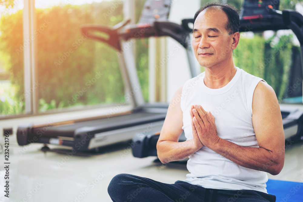 老年人在健身馆练习瑜伽。成熟健康的生活方式。