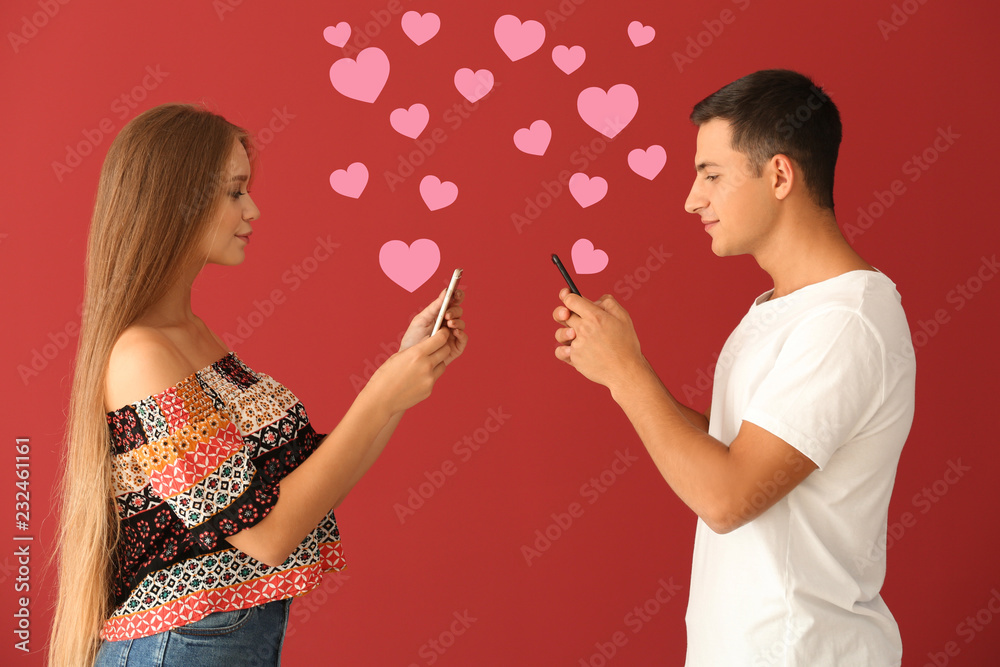 红底带手机的年轻情侣。网上约会
