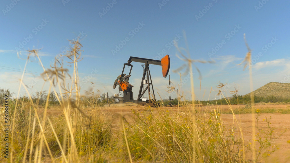 德克萨斯州油田上的工业千斤顶泵平台
