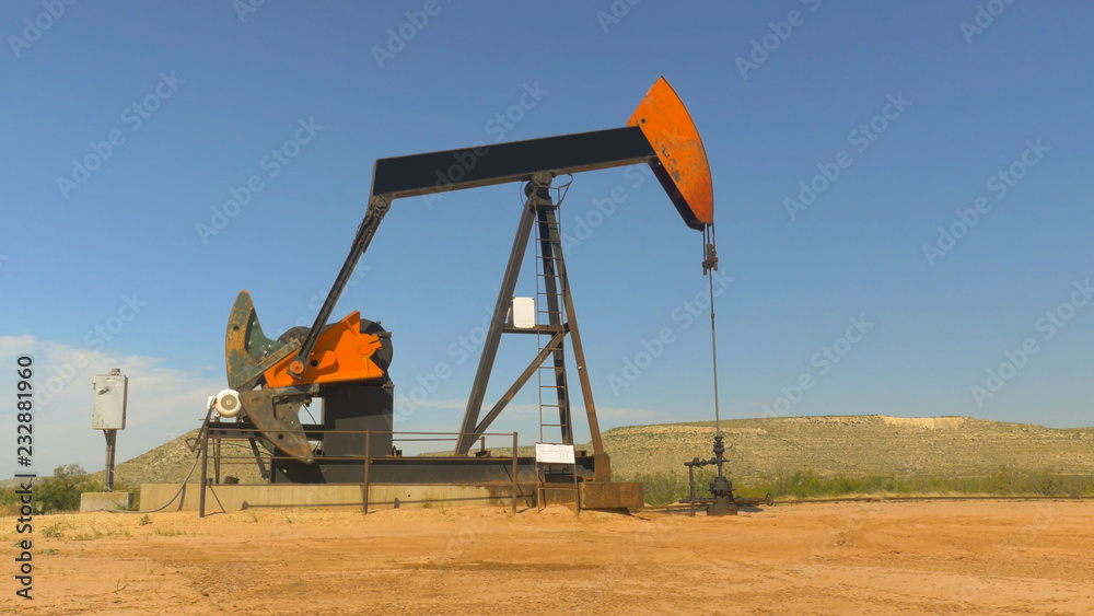 在得克萨斯沙漠中泵送原油的工业千斤顶泵平台