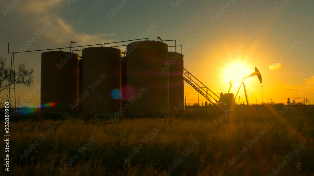 工业千斤顶泵平台顶着落日的阳光泵送原油