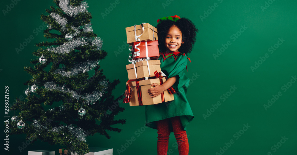 微笑的孩子拿着一堆礼盒