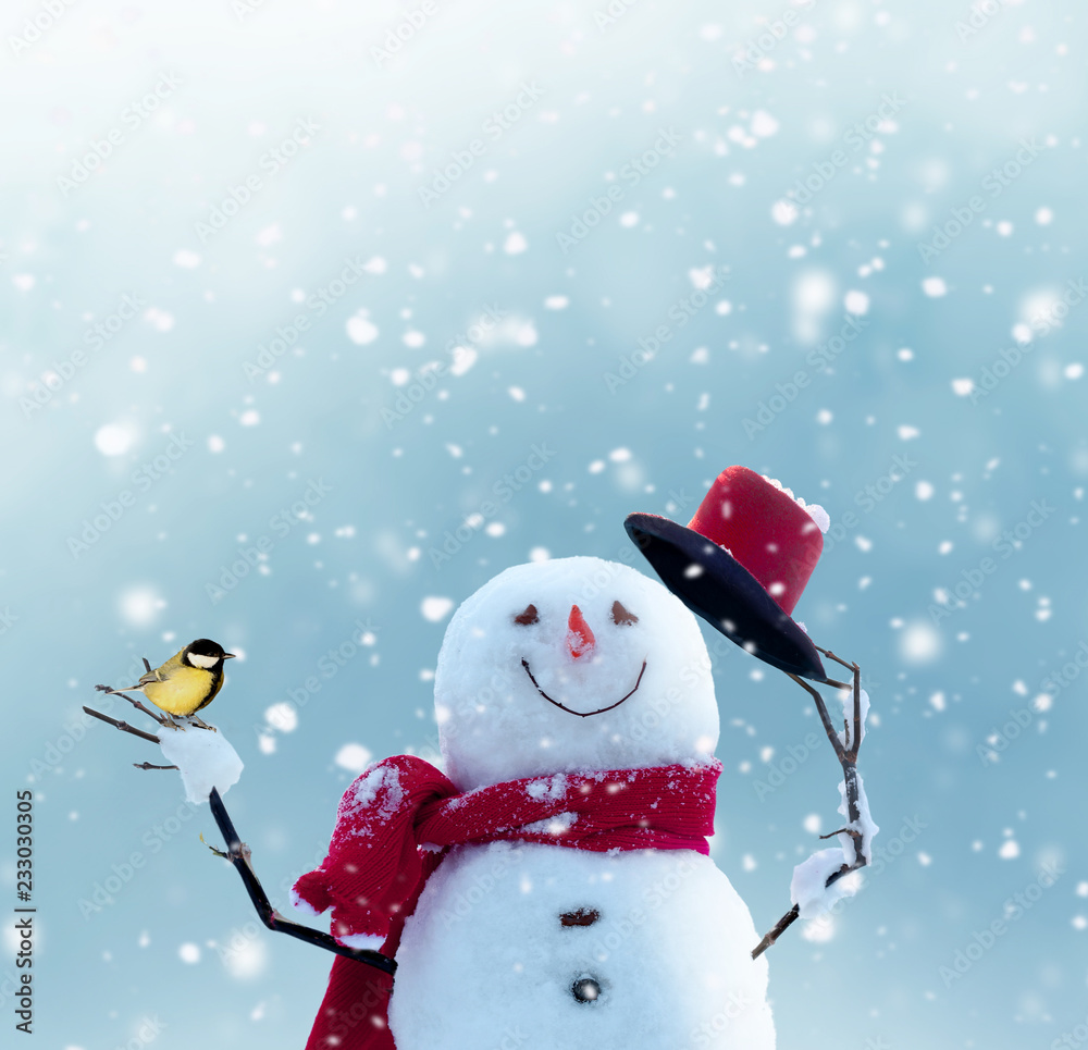 圣诞快乐，新年快乐贺卡，带文案。快乐的雪人站在冬天