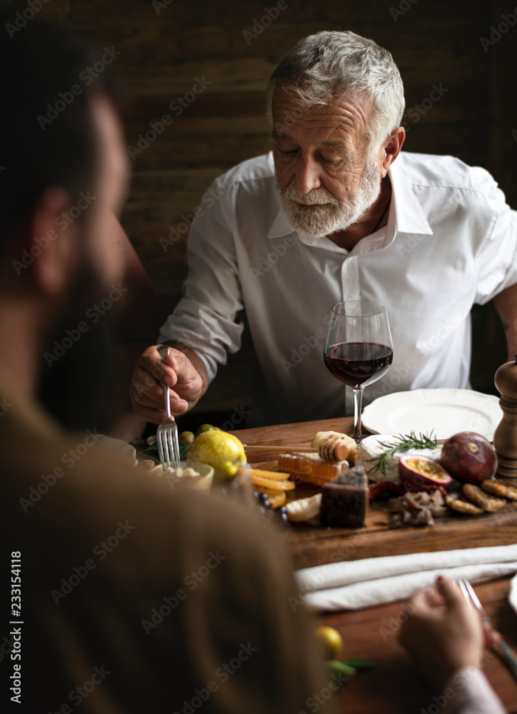 男人在餐桌上吃饭