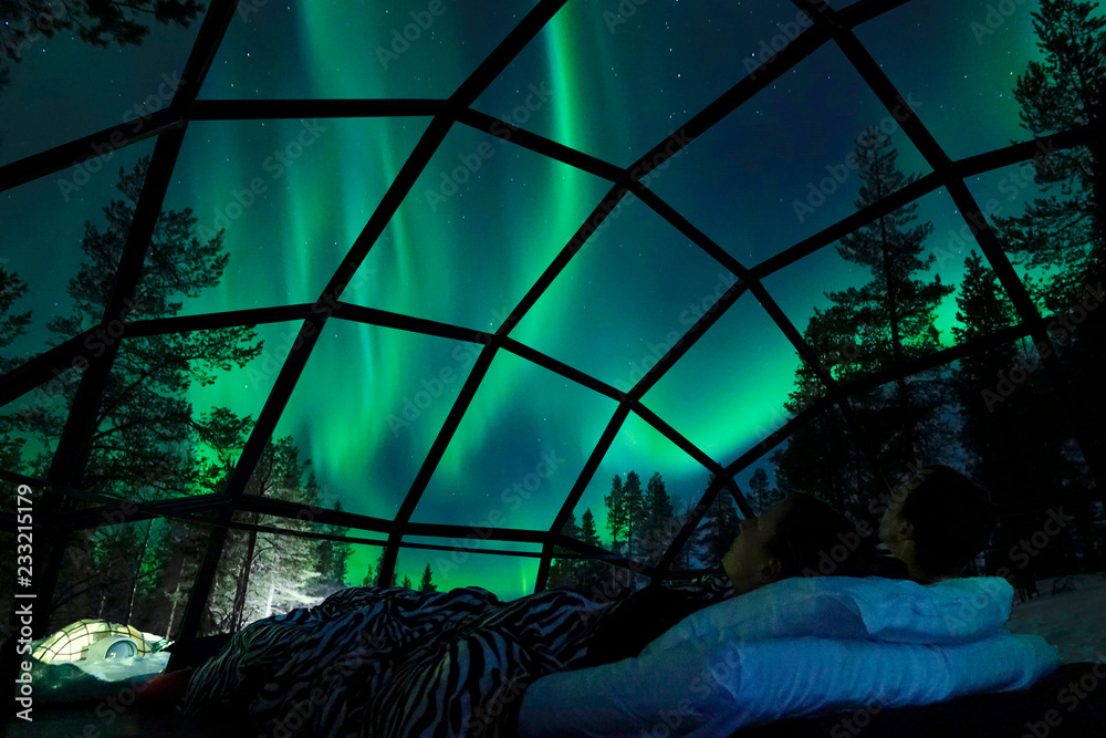 特写年轻的高加索旅游夫妇在Scand的一个凉爽的玻璃房子里观察夜空
