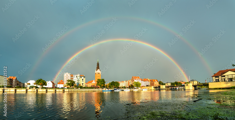 波兰Elblag镇上空的双彩虹