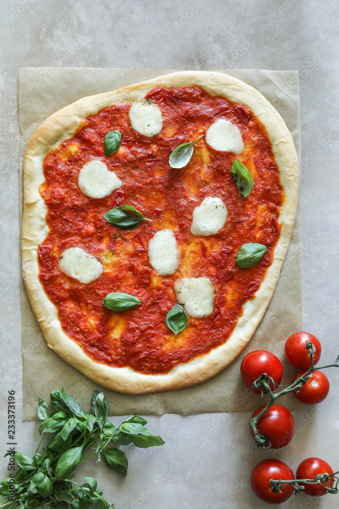 自制素食玛格丽塔披萨食品摄影