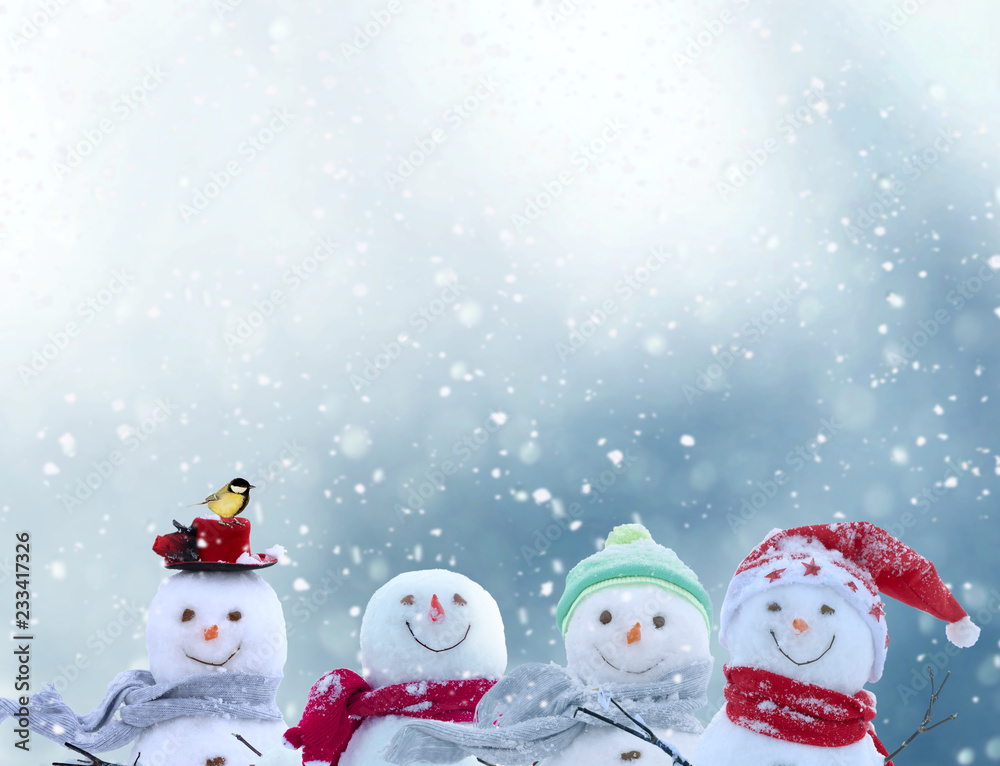 圣诞快乐，新年快乐，带文案的贺卡。快乐的雪人站在冬天
