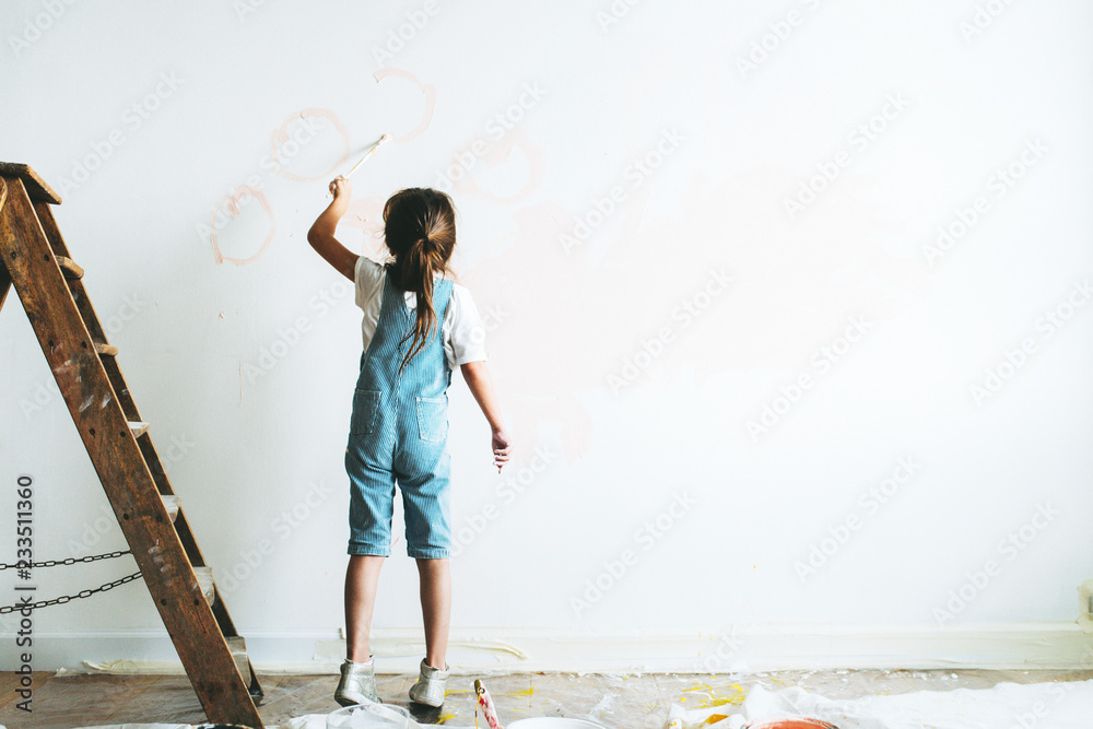 年轻女孩把墙刷成粉红色