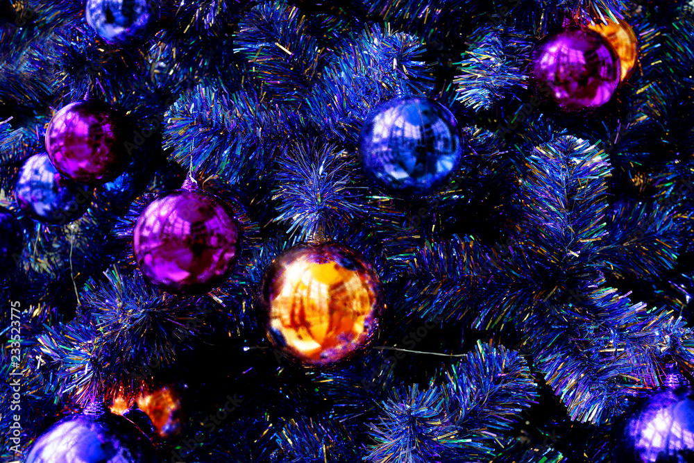 圣诞树上的圣诞球装饰