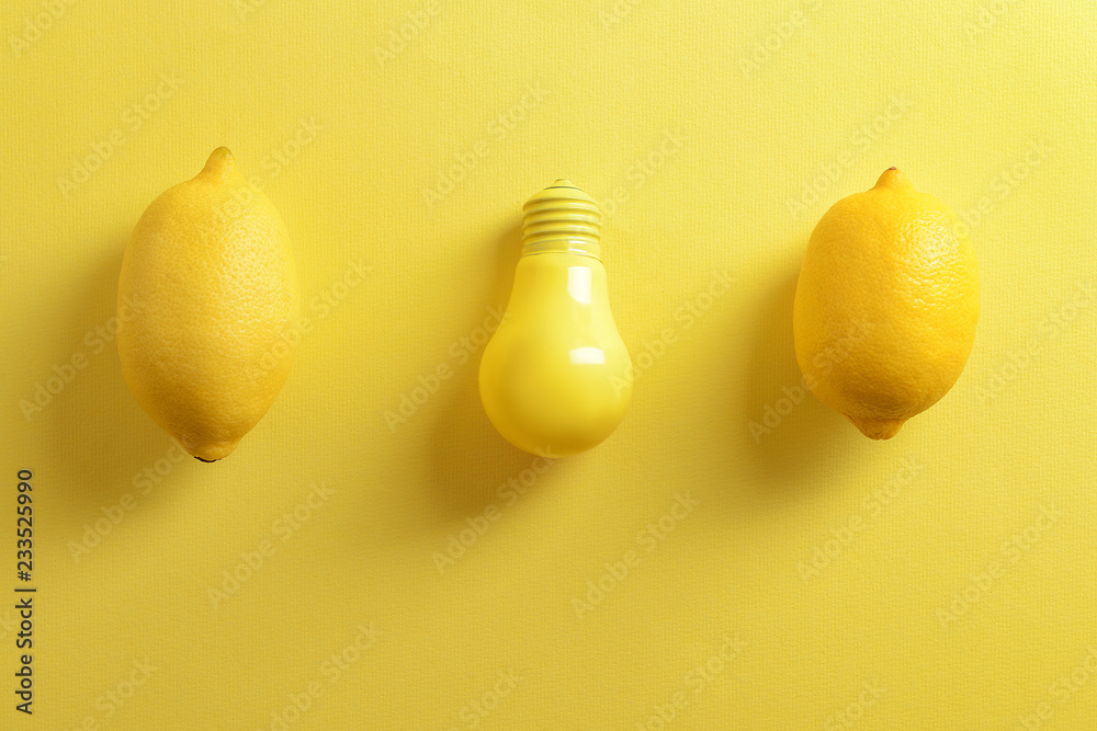 彩色背景上有新鲜柠檬的彩绘灯泡