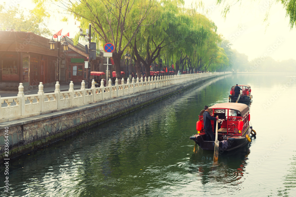 中国传统旅游船在北京市什刹海区前海的北京运河上