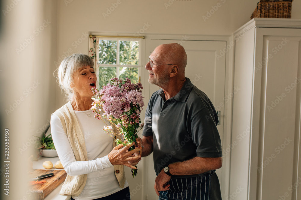 老人向妻子送花束