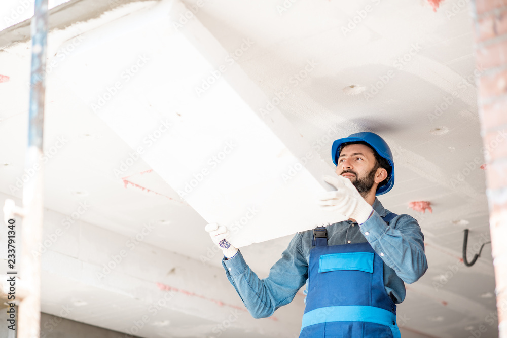 施工现场建筑保温天花板安装泡沫板