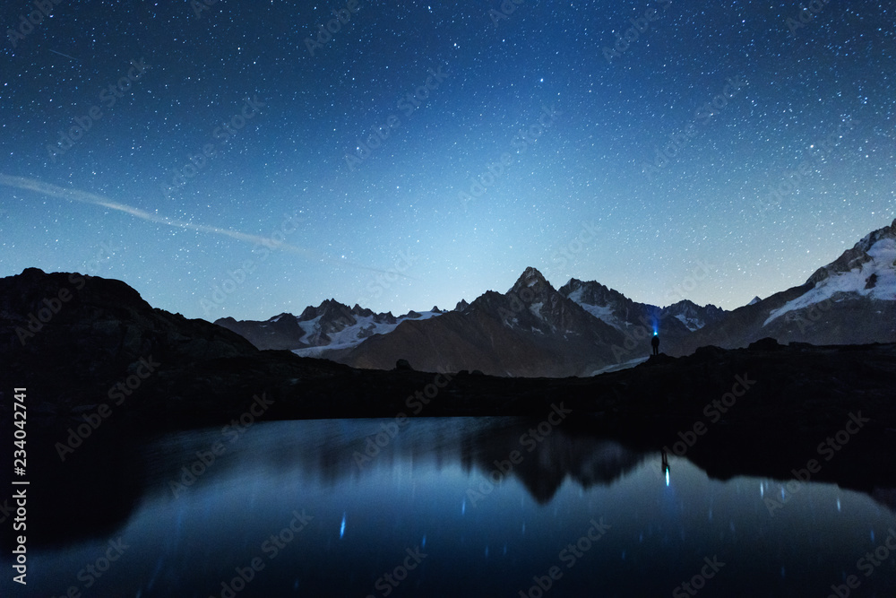 法国阿尔卑斯山Chesery湖（Lac De Cheserys）的如画夜景。蒙特比安科山脉