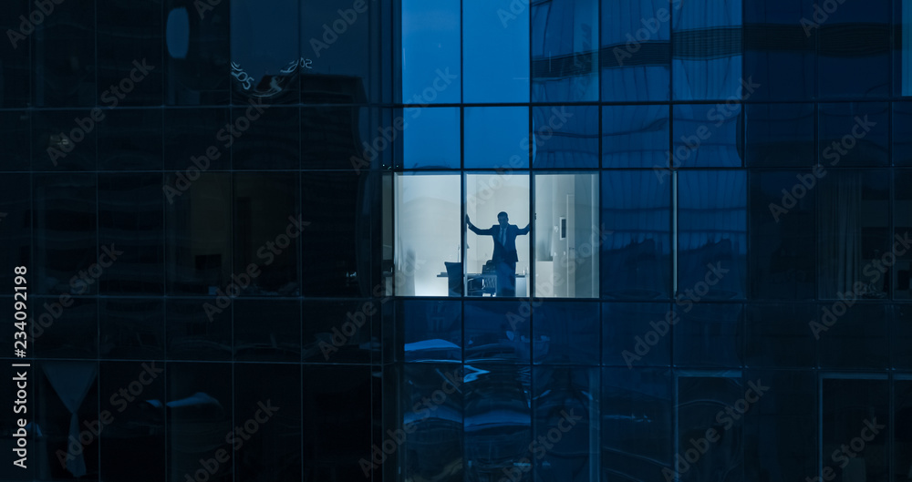 航拍：从外面进入办公楼，商人从窗户向外看。T镜头