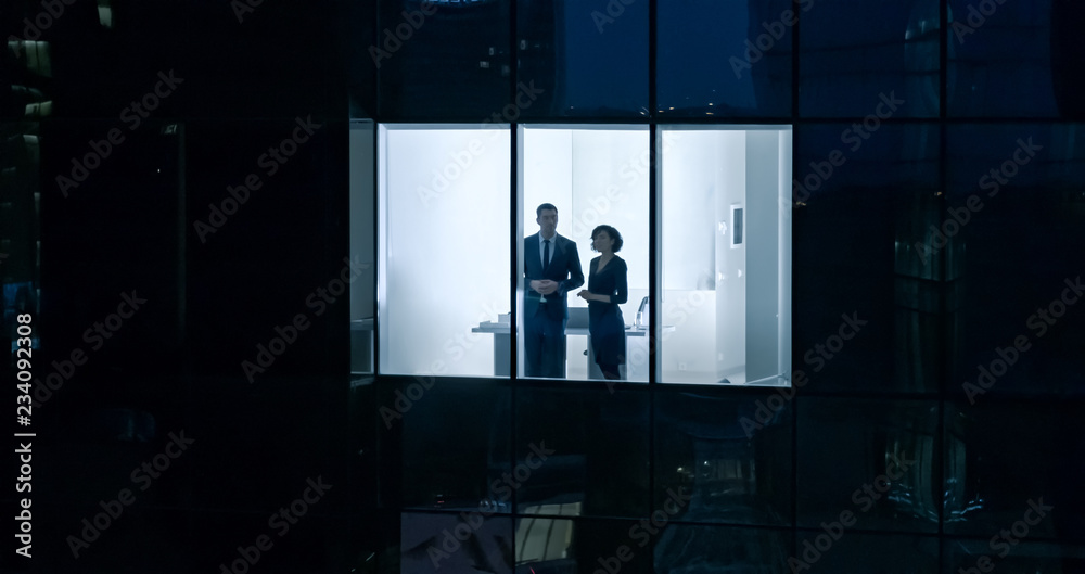 摩天大楼外的航拍——商人和女商人在眺望时交谈o