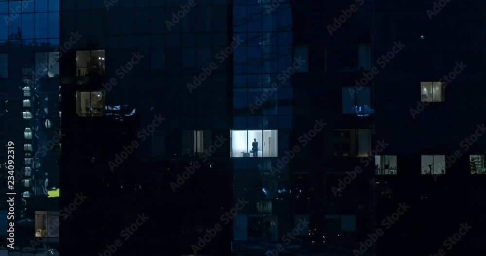 航拍：从外面进入办公楼，商人望向窗外。太美了