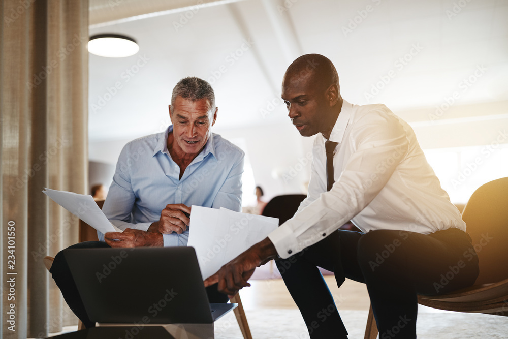 两位不同的商人在办公室讨论一起工作