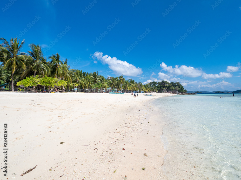 菲律宾巴拉望马尔卡普亚岛上令人惊叹的热带海滩。美丽的热带岛屿
1817037631,针织几何装饰背景，空白处为文本。费尔岛针织纹理图案