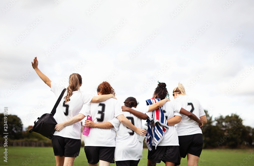 女足球运动员挤在一起走路