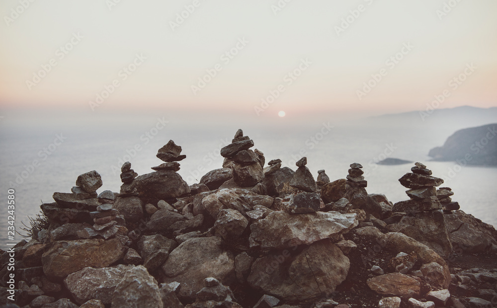 日落时分，希腊罗兹岛，巨石阵城堡的古老石头俯瞰大海