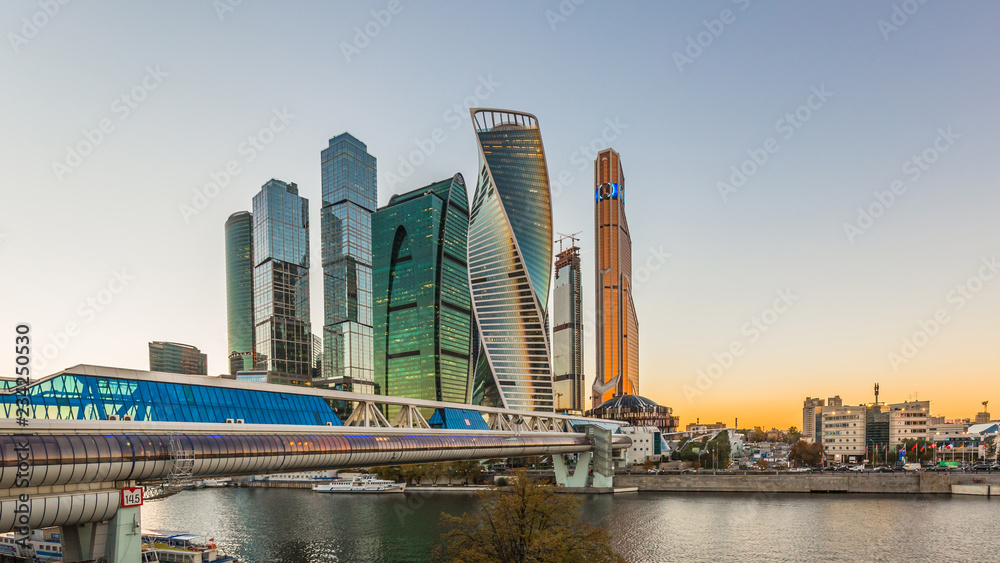 莫斯科城市摩天大楼，莫斯科国际商业中心晚上与俄罗斯莫斯科河