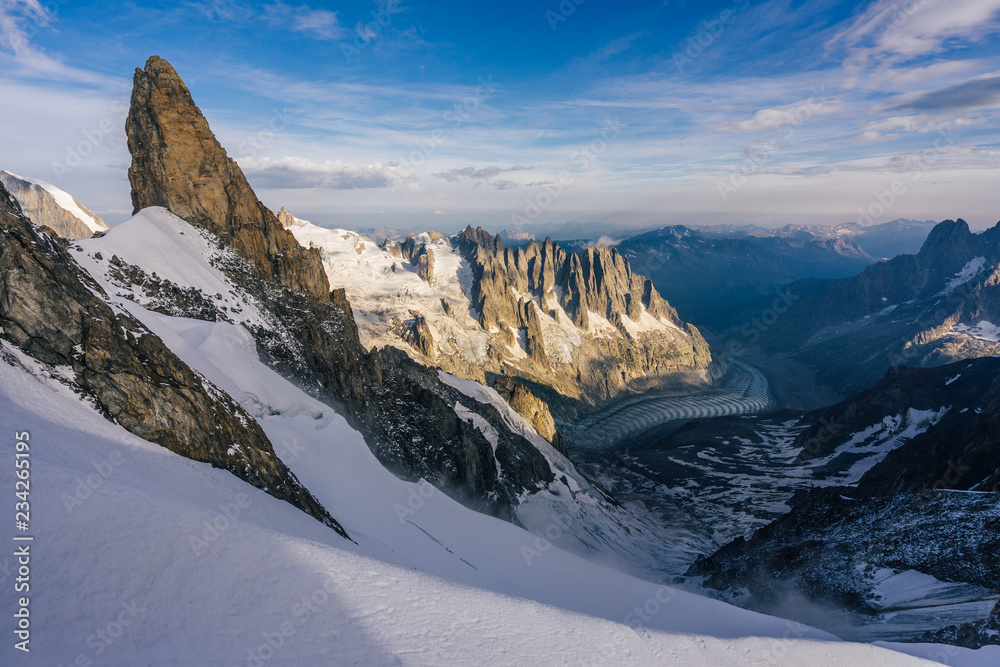 勃朗峰（Mont Blanc Massif）、夏蒙尼山脉（Aiguilles du Chamonix）和冰川的高山景观。太棒了。