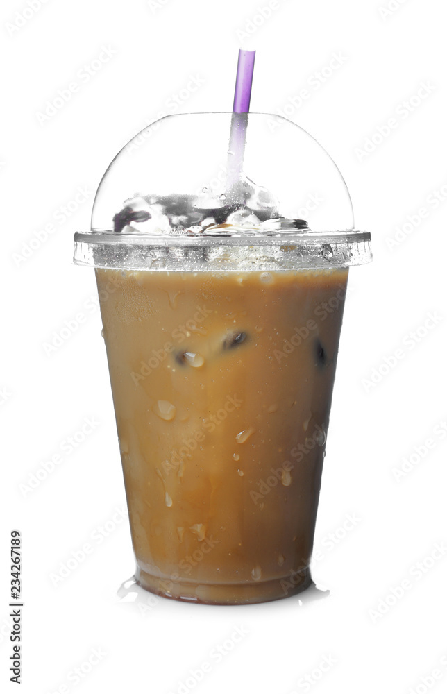 白底湿塑料杯中的冰块和吸管冷咖啡