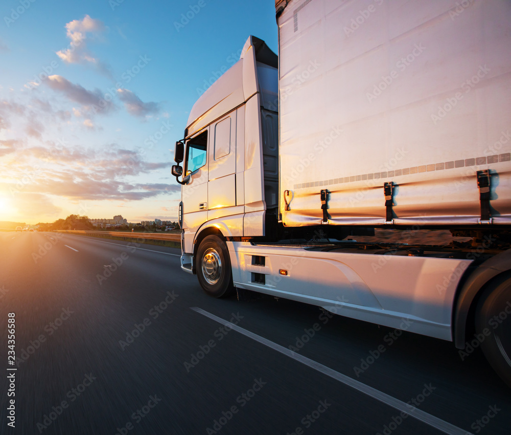 日落时分，满载欧洲卡车在高速公路上行驶