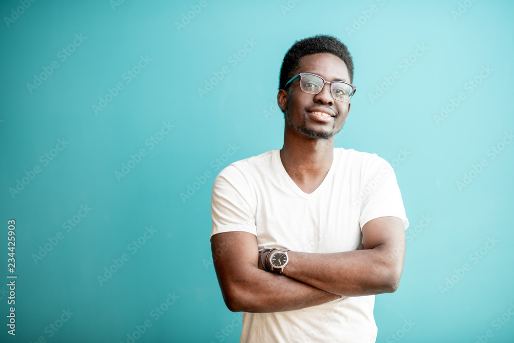 一位身穿白色t恤的非洲青年站在彩色背景上的肖像