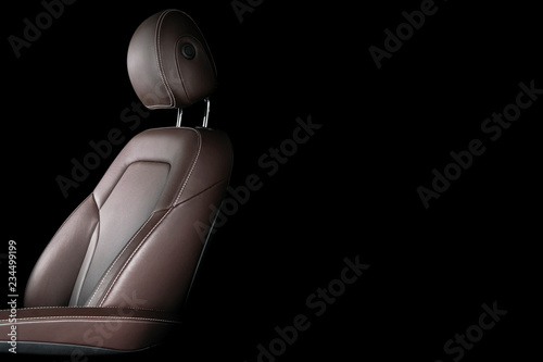 现代豪华轿车棕色皮革内饰。部分皮革汽车座椅细节与白色缝合。Int