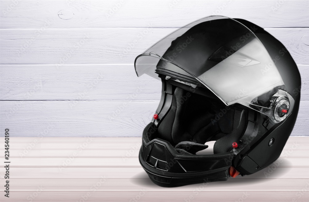 白色背景下隔离的黑色摩托车手头盔