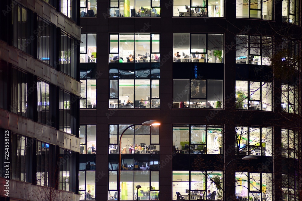 夜晚的现代办公楼。夜灯，市中心的城市办公楼，城市景观