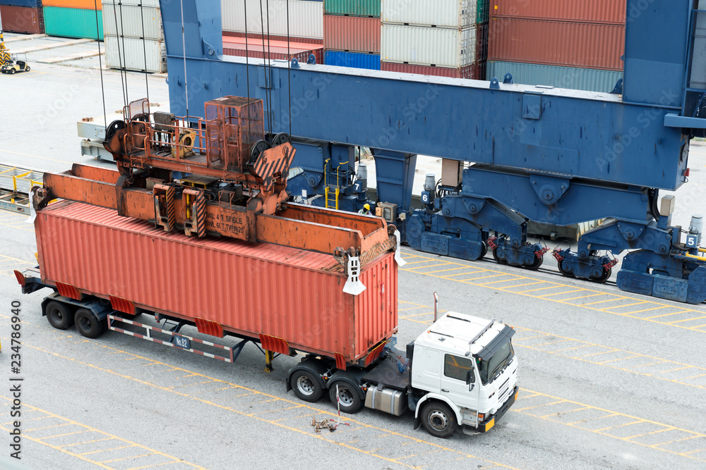 用货运船装载集装箱的工业起重机。进出口公共汽车上的集装箱船