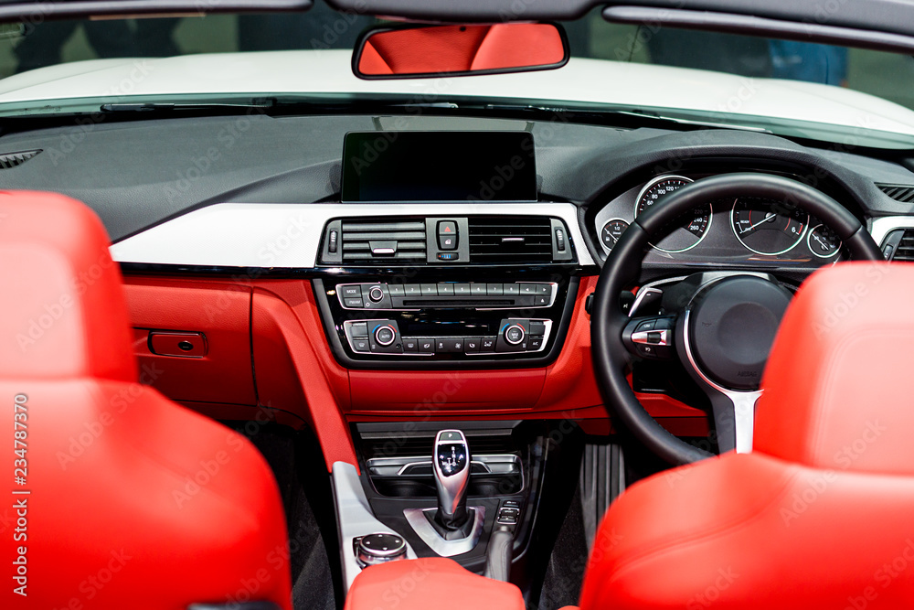 汽车内部视图。现代科技汽车仪表板、收音机和空调控制按钮。