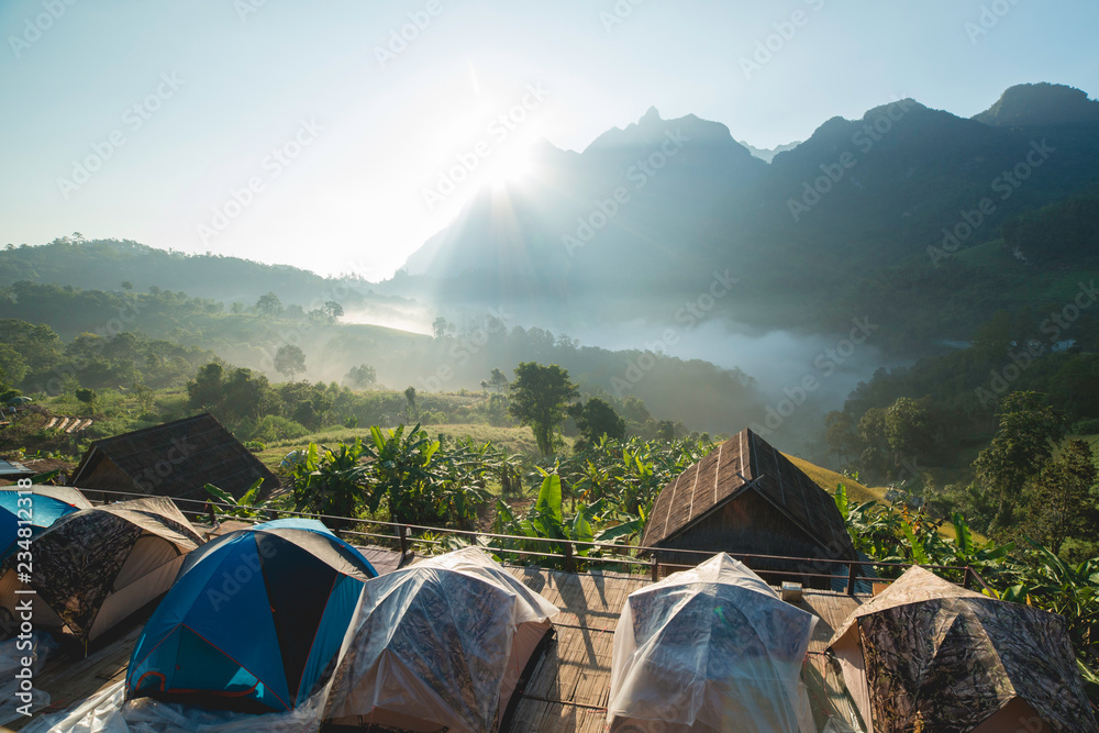 游客在泰国清迈清道风景优美的山上露营