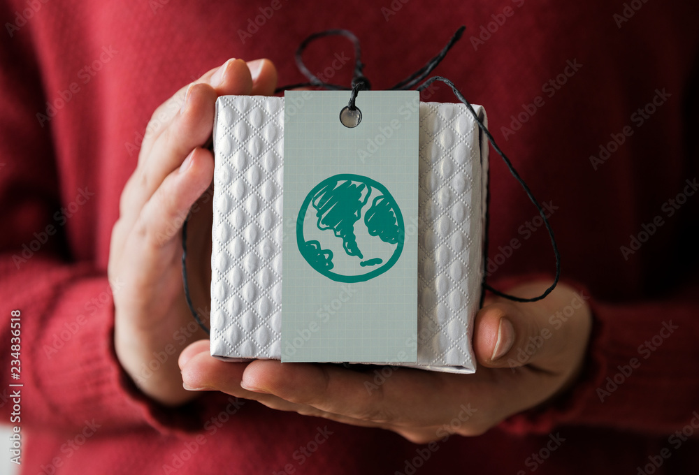 礼品盒卡上画的绿色地球仪