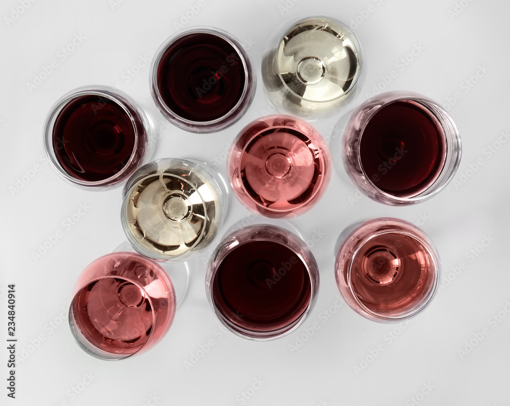 白底不同种类葡萄酒的玻璃杯，俯视图