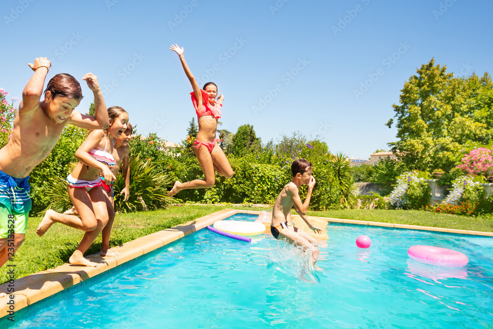 一群朋友在户外游泳池里跳