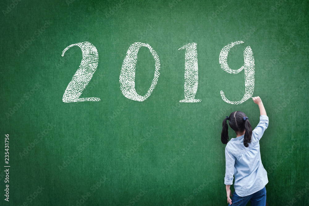 2019班学生在学校老师黑板上手绘新年问候语